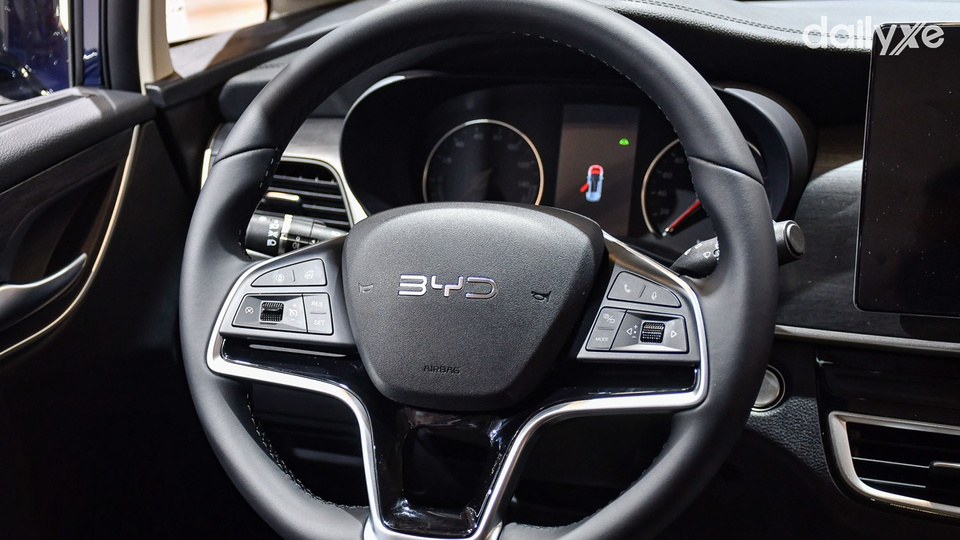 BYD M6 trang bị vô lăng 3 chấu đa chức năng