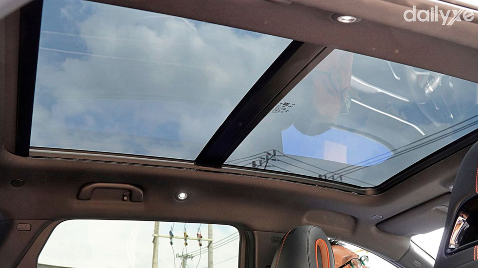 Cửa sổ trời toàn cảnh đem đến không gian ngập tràn ánh sáng tự nhiên