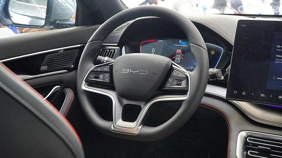Vô lăng bọc da tích hợp nhiều phím bấm tiện nghi