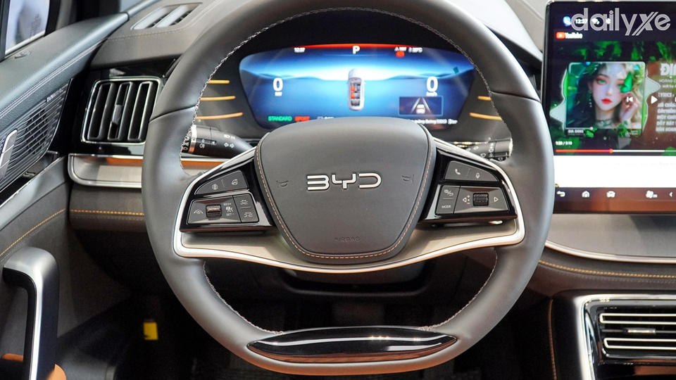 Vô lăng bọc da tạo cảm giác êm ái khi cầm nắm