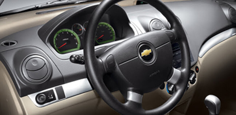 Buồng lái kép thể thao với đường viền mạ crôm và vô lăng 4 chấu