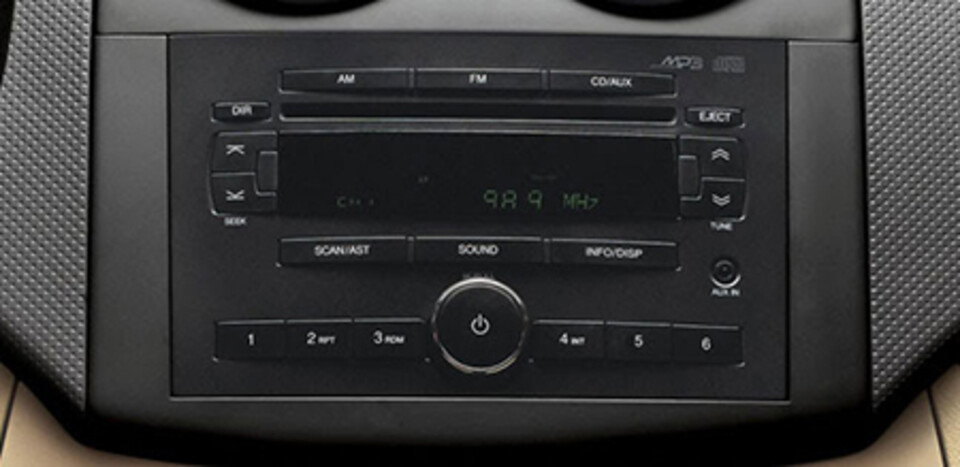 Ổ CD/MP3 cùng cổng kết nối AUX (iPod) tiện nghi