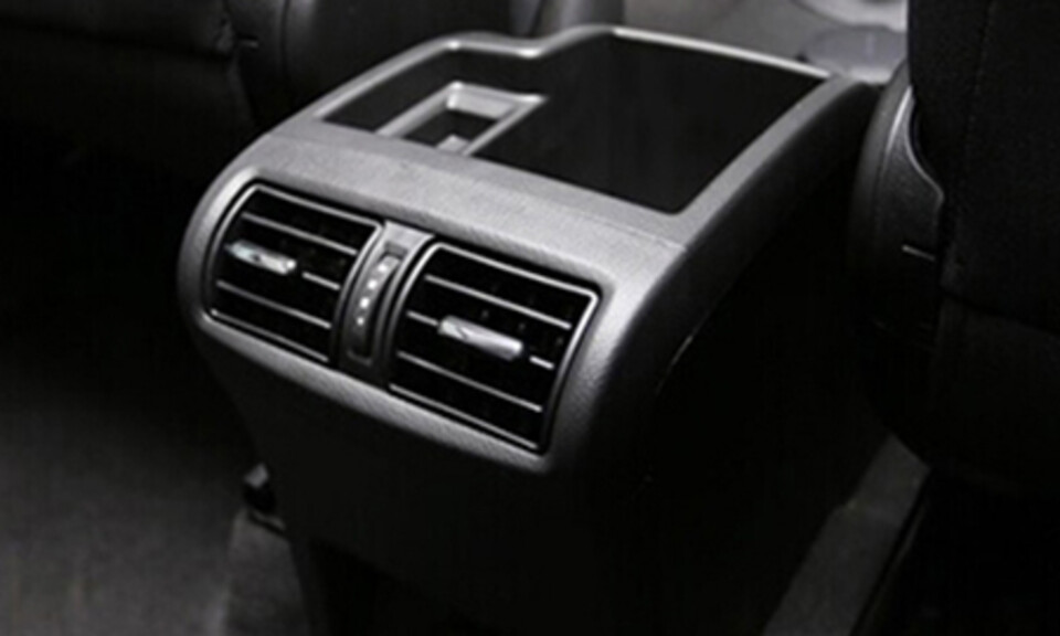 noi-that-chevrolet-orlando-lt-21.jpg Điều hòa điều khiển điện