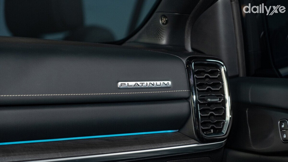 Đèn chiếu sáng Zone Lighting thông minh trên Ford Everest Platinum