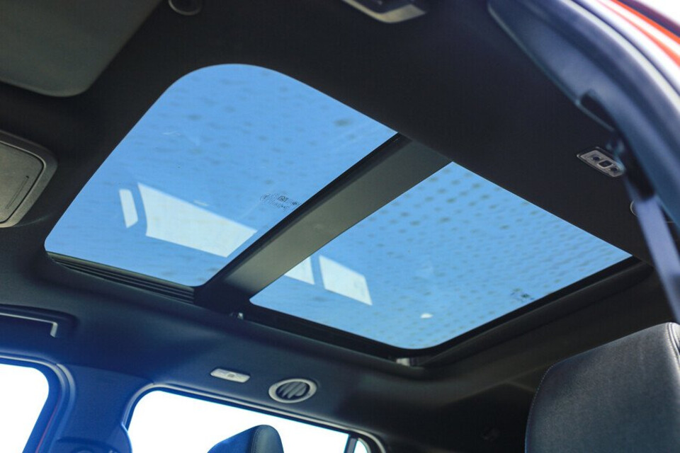 Everest 2022 còn được trang bị cửa sổ trời toàn cảnh.