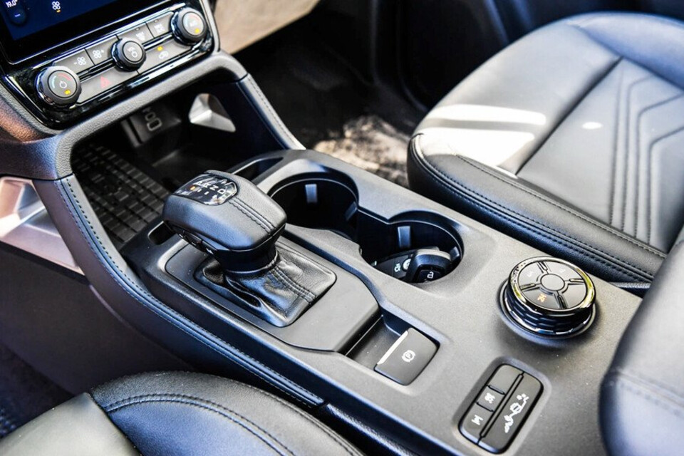 Hộp số tự động 10 cấp, dẫn động 4 bánh