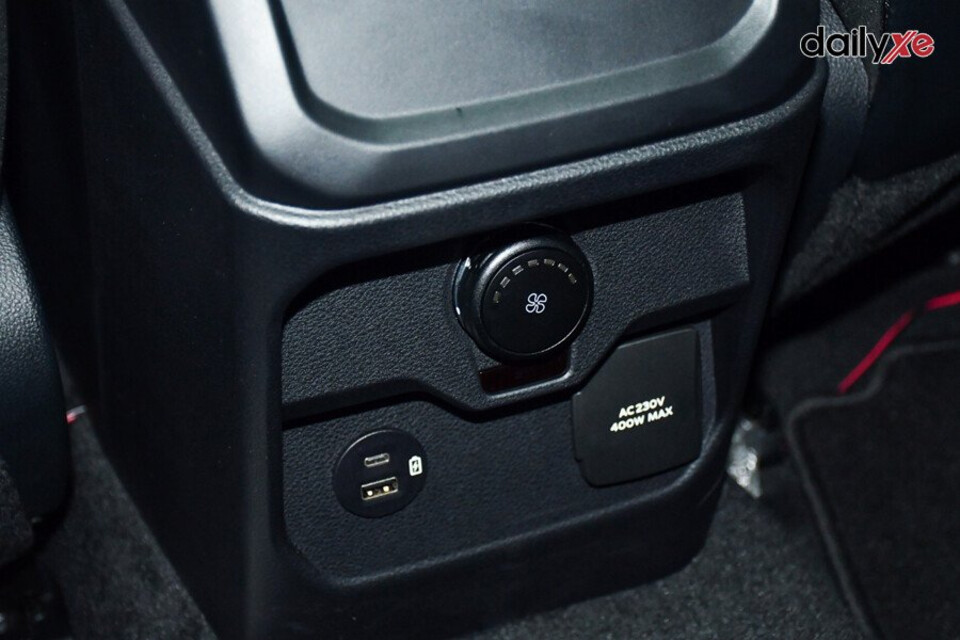Cổng sạc USB hàng ghế sau