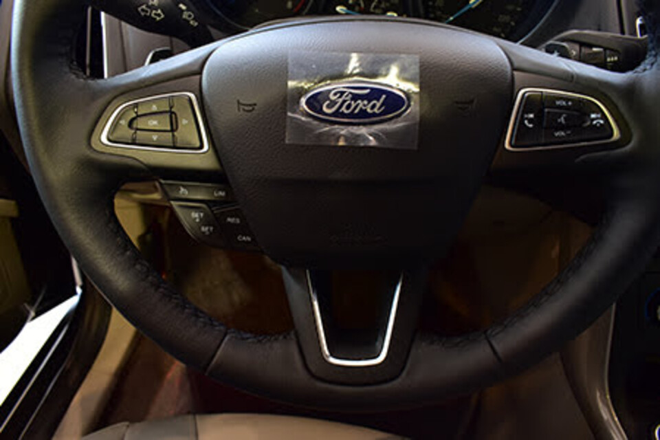 Vô - lăng da bọc đi kèm lẫy chuyển số 