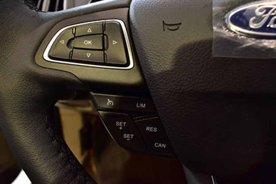 Vô-lăng  tích hợp các nút điều chỉnh đàm thoại/âm thanh rảnh tay