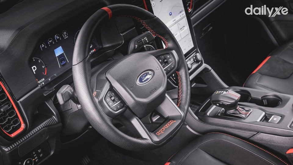 Vô-lăng Ford Ranger Raptor bọc da cao cấp các nút bấm chức năng
