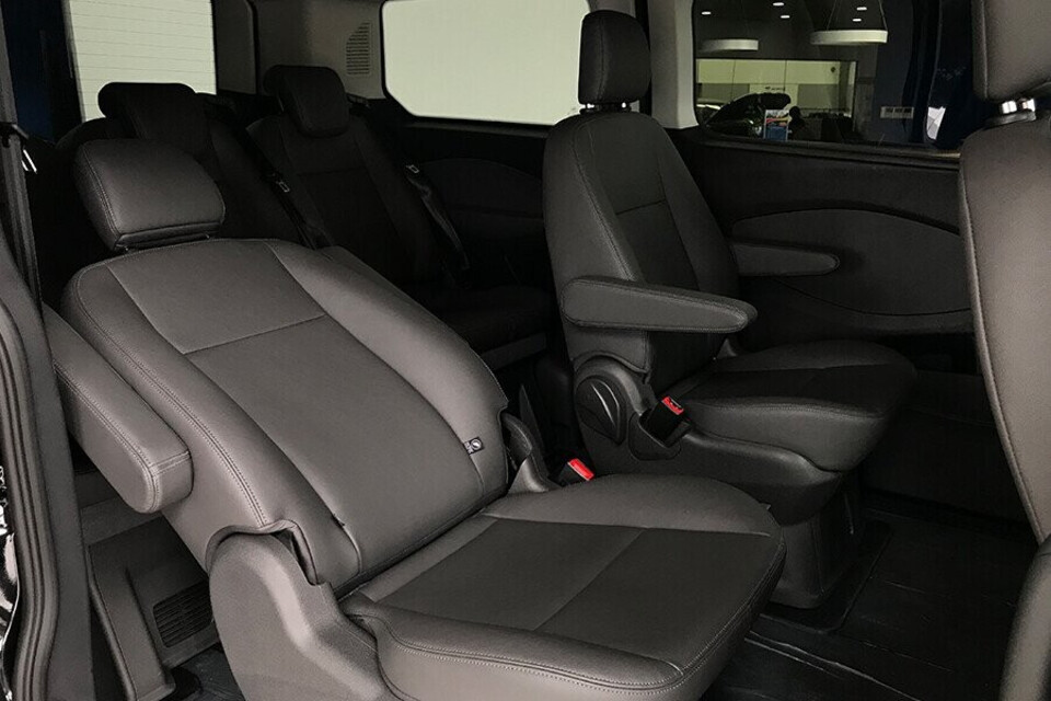 Hàng ghế sau rộng rãi Hàng ghế sau rộng rãi