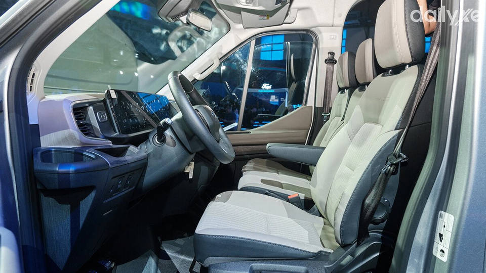 Hàng ghế đầu Ford Transit có ghế lái chỉnh điện 6 hướng