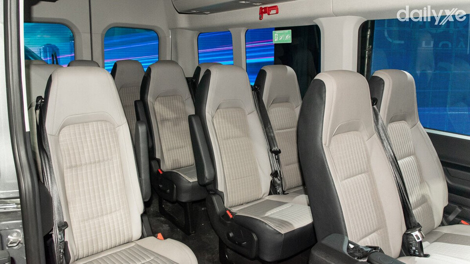 Toàn bộ ghế bọc nỉ kết hợp Vinyl, chỗ ngồi được bố trí linh hoạt