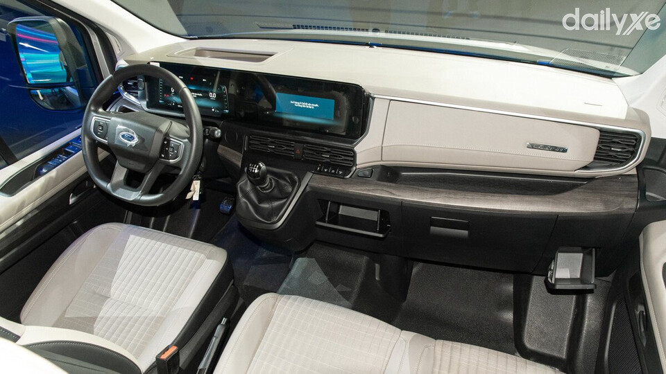 Nội thất xe rộng rãi, đầy đủ tiện nghi hiện đại