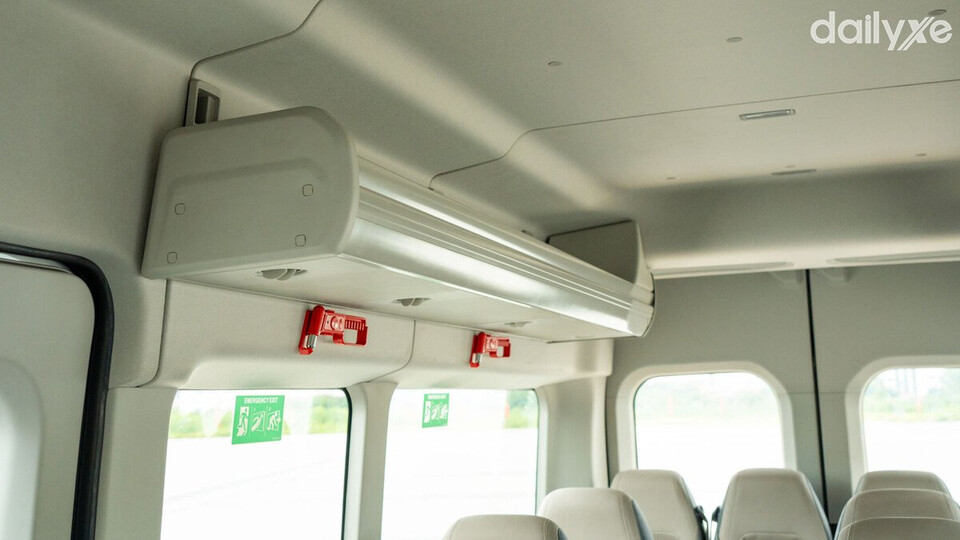 Trang bị giá hành lý trên trần tiện lợi