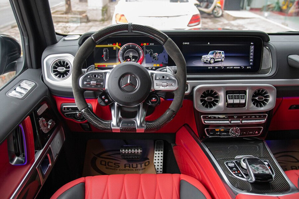 Bảng táp lô bằng da với các nút điều khiển được sắp xếp khoa học