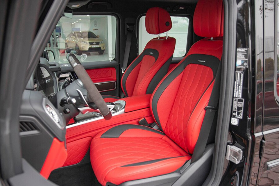 Tất cả ghế ngồi làm bằng da cao cấp với đầy đủ tựa đầu