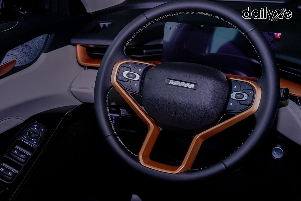 Vô lăng bọc da viền kim loại 