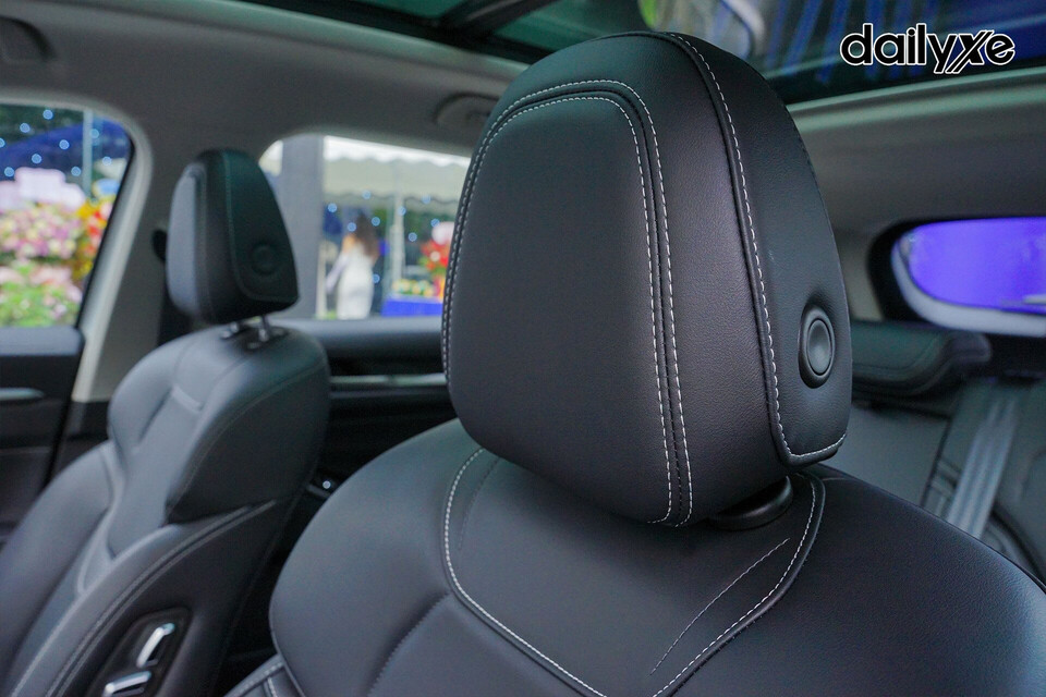 Hệ thống ghế ngồi 5 chỗ được bọc da 