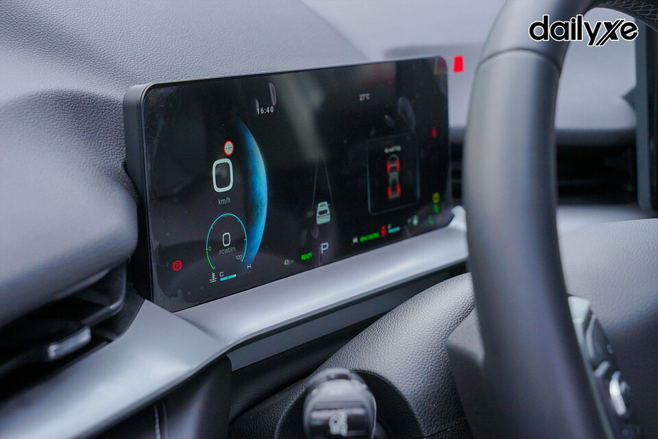 Màn hình kỹ thuật số 10.25 inch nằm phía sau vô lăng, hiển thị đa thông tin