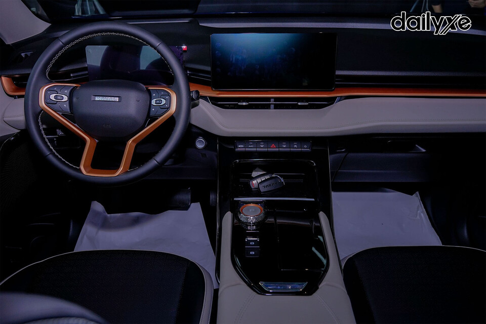 Hộc chứa đồ tiện lợi và bệ tỳ tay trung tâm sang trọng