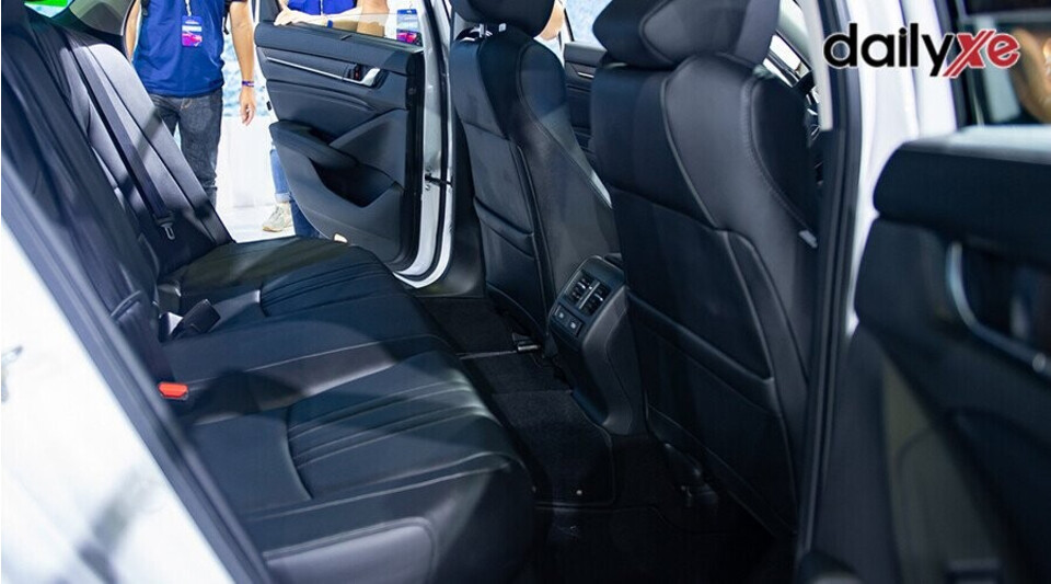 Hàng ghế sau rộng rãi Hàng ghế sau rộng rãi