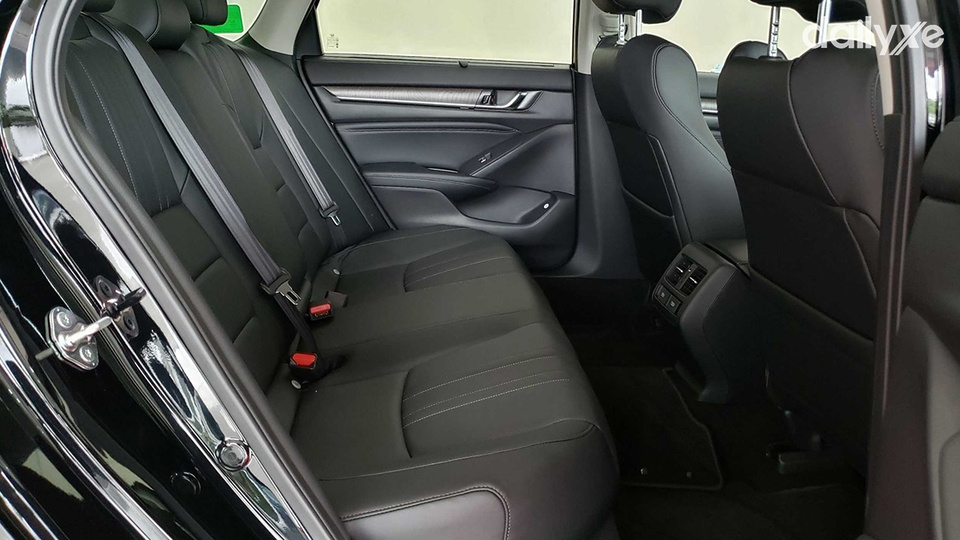 Honda Accord sở hữu không gian hàng ghế sau rộng rãi