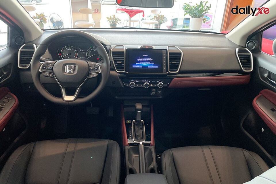 Không gian nội thất rộng rãi kết hợp ghế gọc da