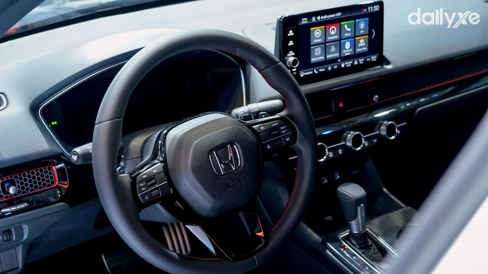 Vô lăng Honda Civic bọc da êm ái tích hợp các nút điều khiển chức năng