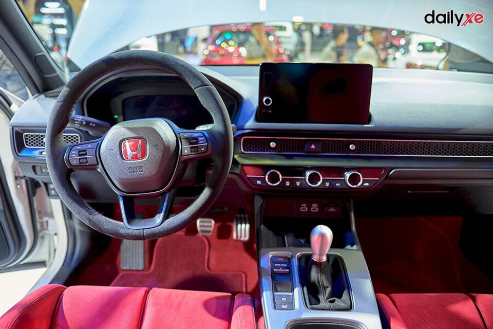 Khoang lái thể thao đầy ấn tượng