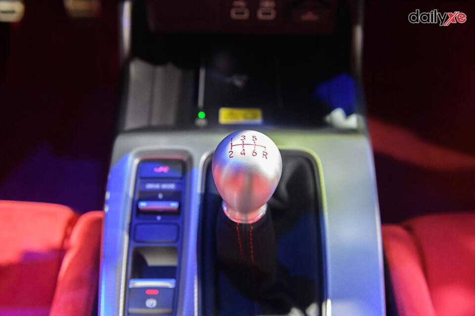 Tăng tốc mạnh mẽ cùng hộp số sàn 6 cấp