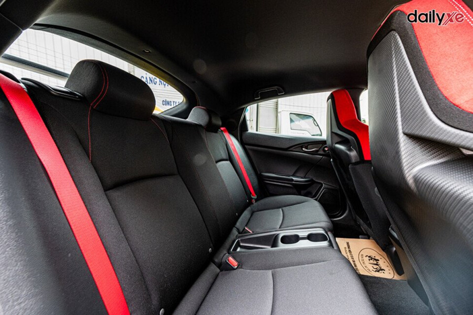 Hàng ghế sau đầy thoải mái