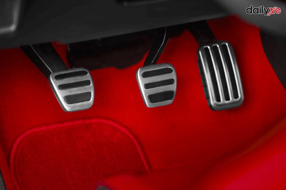 Bàn đạp nổi bật trên thảm đỏ