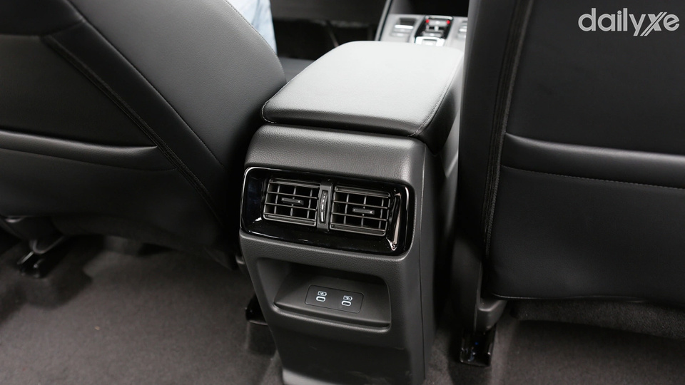 Trang bị thêm cửa gió đều hòa hàng ghế sau
