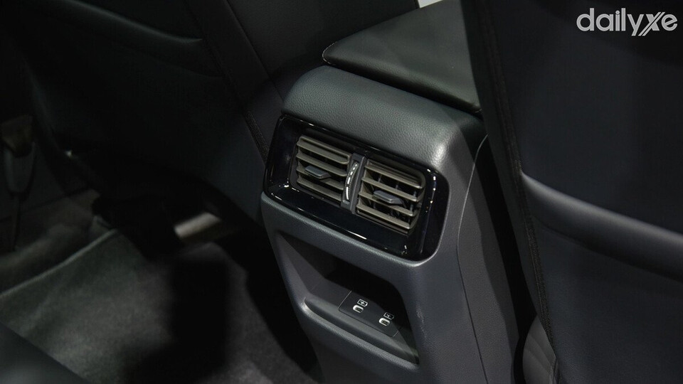 Trang bị thêm cửa gió đều hòa hàng ghế sau