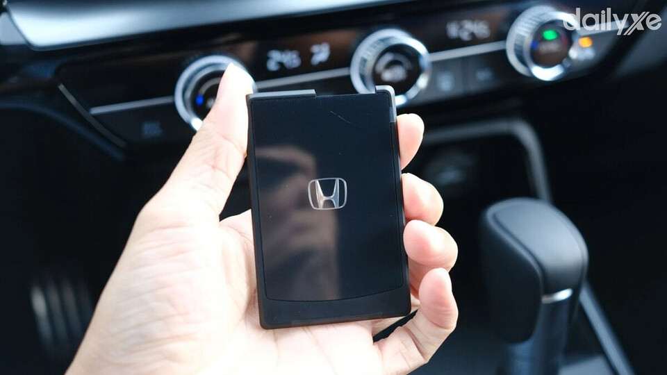 Trang bị khóa thẻ từ thông minh trên phiên bản L AWD và e:HEV RS