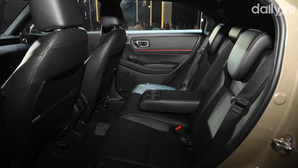 Hàng ghế sau rộng rãi có thể gập chỉnh