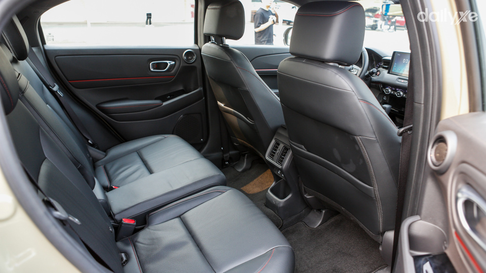 Ghế ngồi êm ái bọc da cao cấp