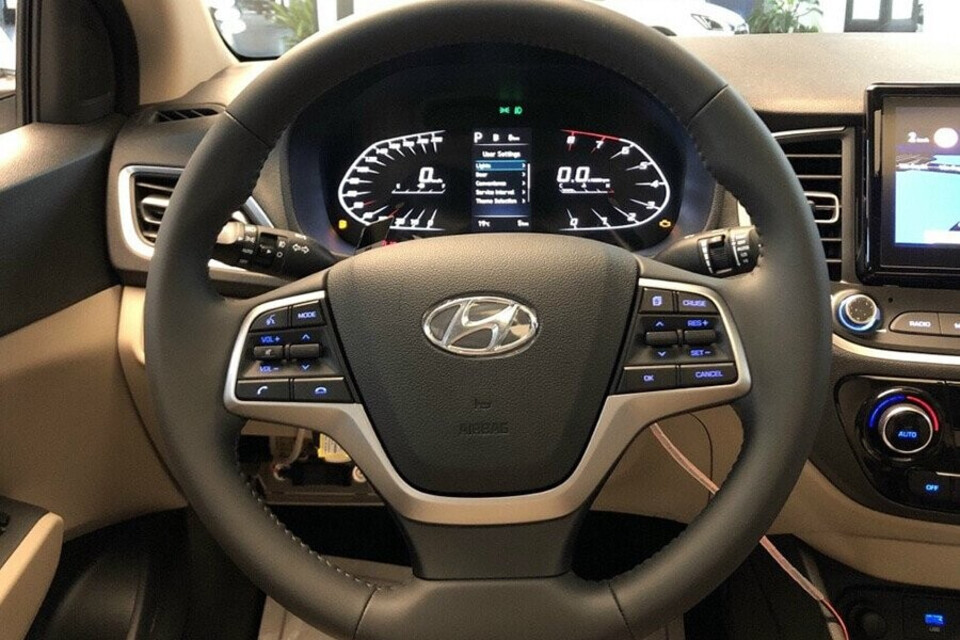 Vô lăng bọc da tích hợp chức năng điều khiển