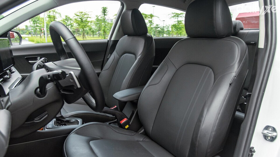 Toàn bộ ghế ngồi được bọc nỉ