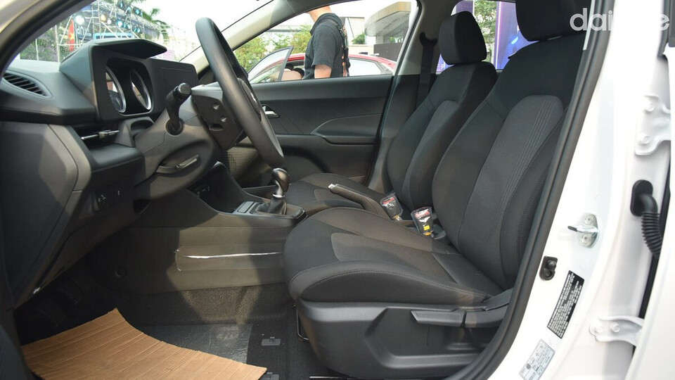 Nội thất rộng rãi và tối giản, không được đầu tư nhiều trang bị như trên bản cao cấp