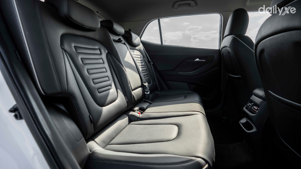 Hàng ghế sau rộng rãi và tiện nghi