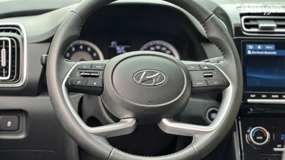 Vô lăng tích hợp các phím điều khiển tiện lợi