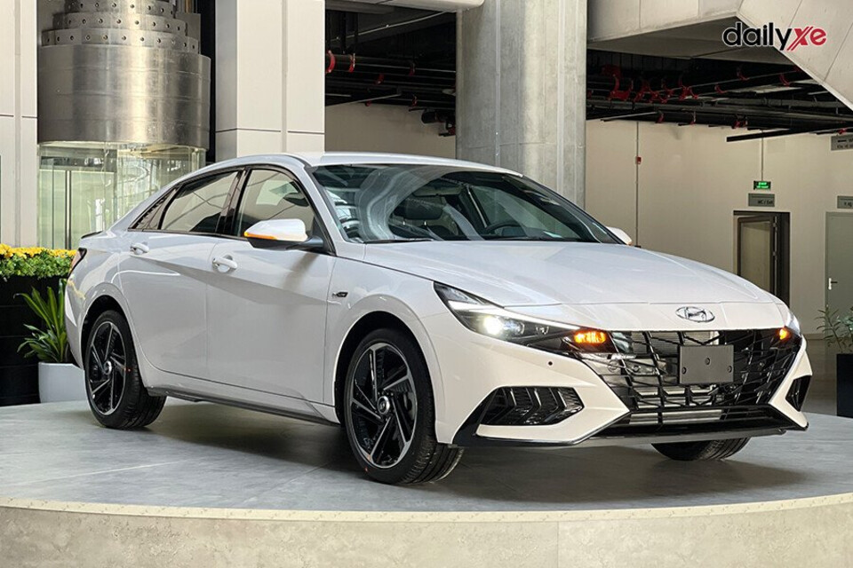 Hyundai Elantra gây ấn tượng mạnh