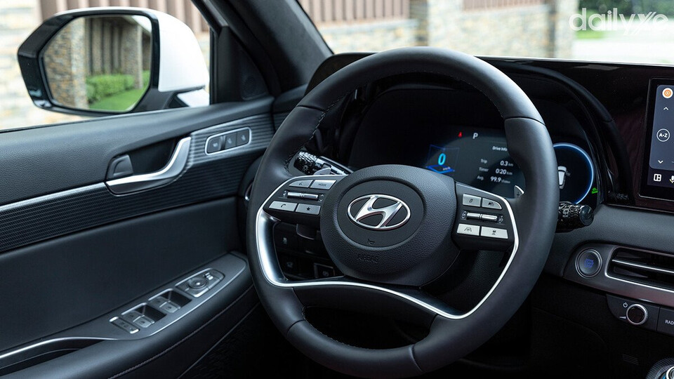 Người điều khiển chỉ cần khởi động và xoay vô lăng để mở khóa