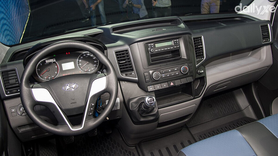 Khoang lái thiết kế đơn giản nhưng không kém phần tiện nghi và hiện đại