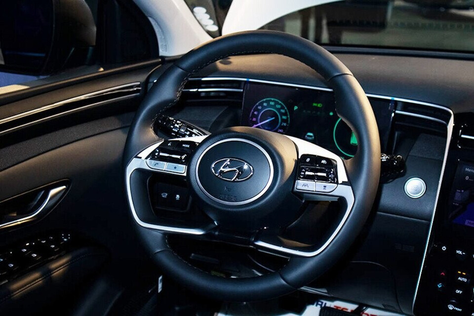 Vô lăng Tucson bọc da cao cấp sang trọng