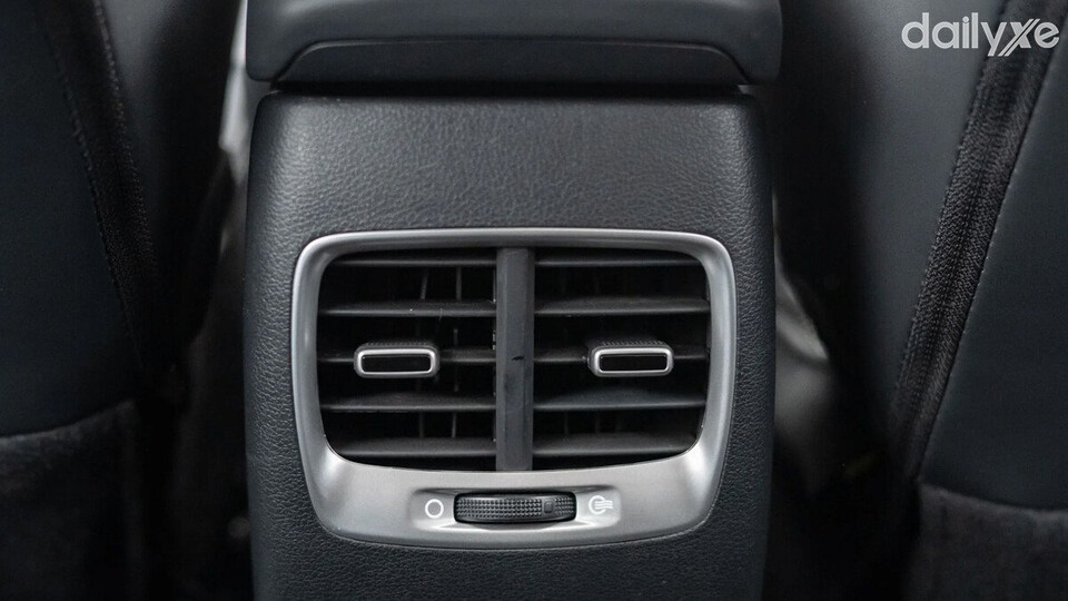 Hàng ghế thứ hai có cửa gió điều hòa