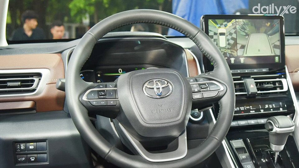 Vô lăng 3 chấu bọc da mạ bạc sang trọng tích hợp lẫy chuyển số cùng các nút bấm