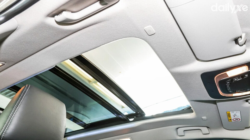 Cửa sổ trời toàn cảnh trên xe Innova Cross HEV